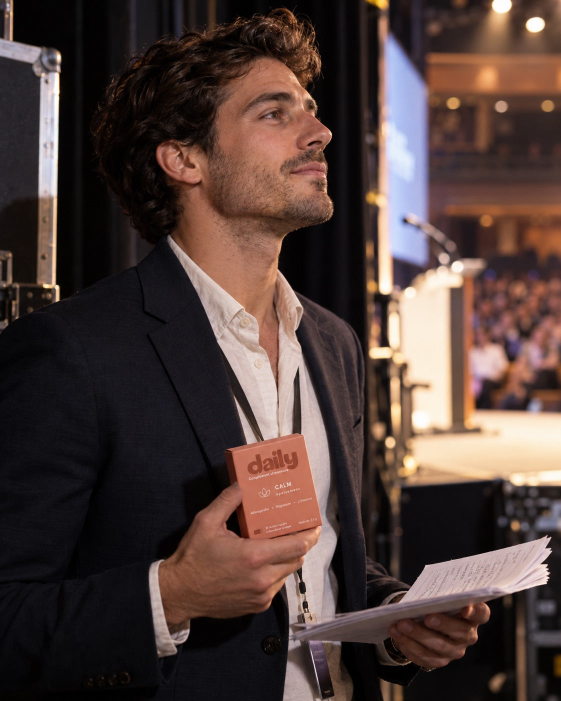 Un homme tient daily Calm avant une présentation.
